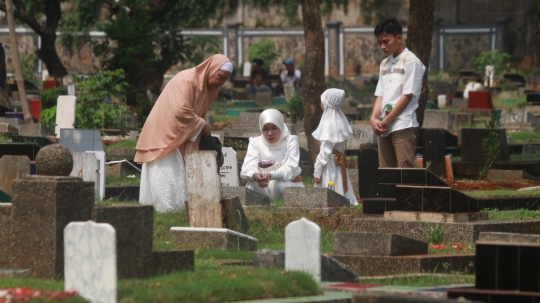 Melihat tradisi ziarah kubur saat Lebaran