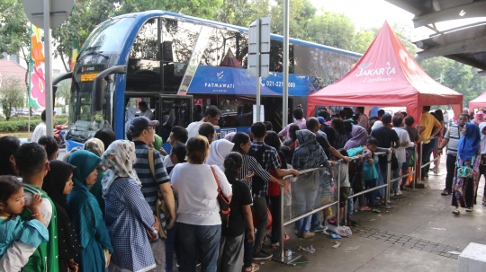 Lebaran hari kedua, bus tingkat wisata ramai