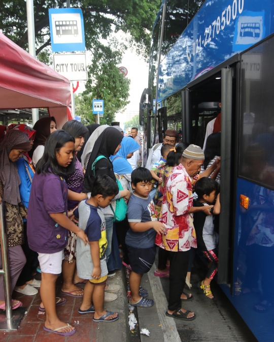 Lebaran hari kedua, bus tingkat wisata ramai