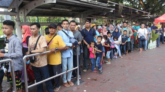 Lebaran hari kedua, bus tingkat wisata ramai