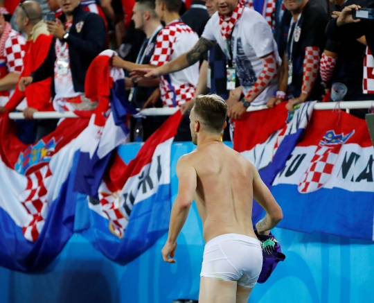 Rayakan kemenangan Kroasia, Rakitic hampir bugil