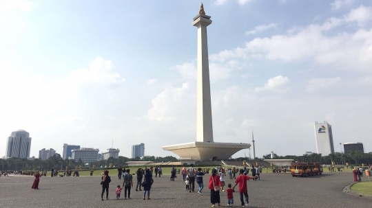 Libur Lebaran, warga kunjungi Monas