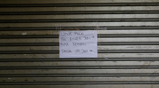 Suasana pertokoan elektronik Glodok saat Lebaran