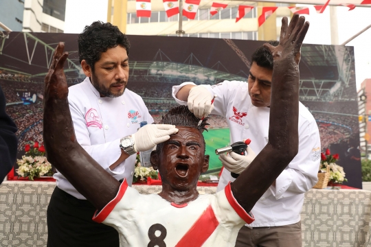 Lezatnya patung coklat pemain Peru yang meriahkan Piala Dunia 2018