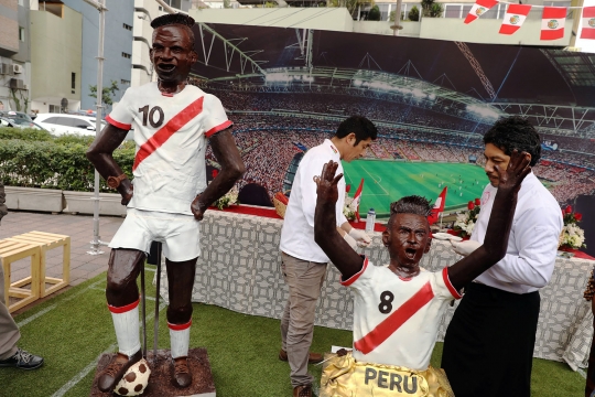 Lezatnya patung coklat pemain Peru yang meriahkan Piala Dunia 2018