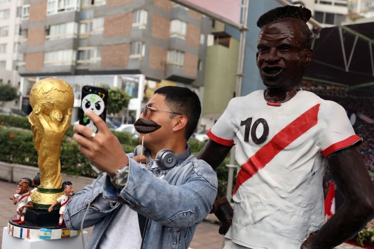 Lezatnya patung coklat pemain Peru yang meriahkan Piala Dunia 2018