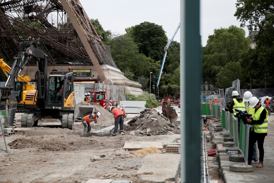 Menara Eiffel dipagari kaca anti peluru