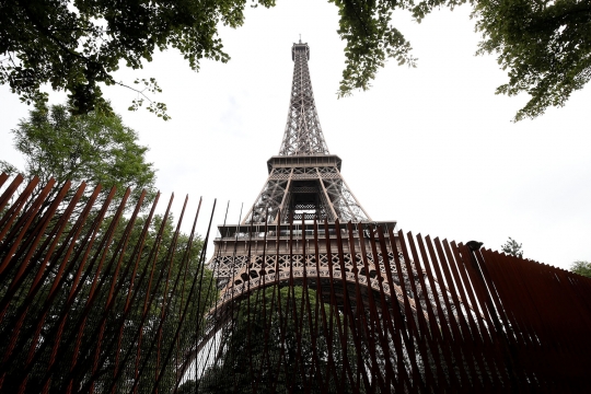 Menara Eiffel dipagari kaca anti peluru