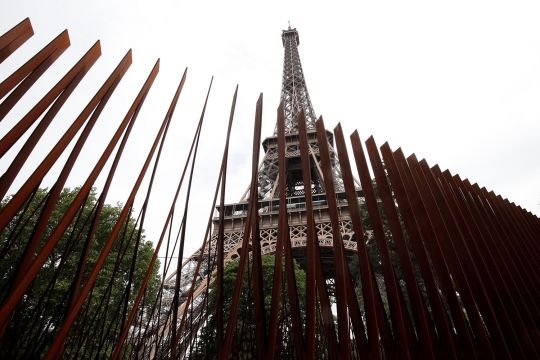 Menara Eiffel dipagari kaca anti peluru