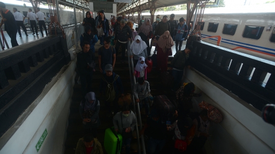 Arus balik pemudik di Stasiun Pasar Senen mulai terlihat