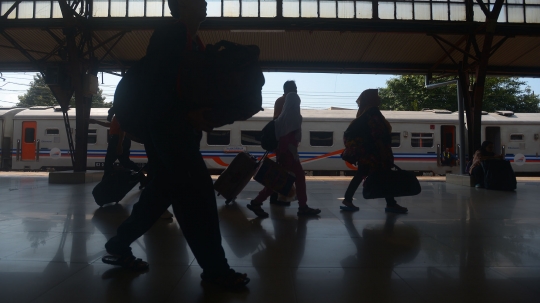 Arus balik pemudik di Stasiun Pasar Senen mulai terlihat