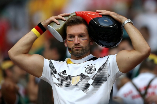 Ekspresi suporter Jerman saat timnya tumbang di tangan Meksiko