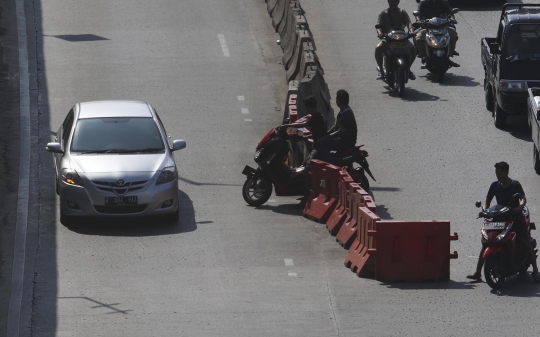 Pengendara abaikan keselamatan berlalu lintas saat jalan lengang