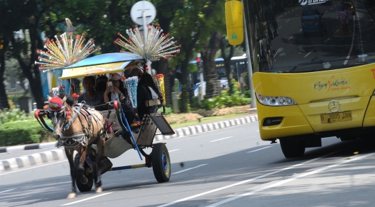 Libur Lebaran, warga keliling Monas pakai delman hias