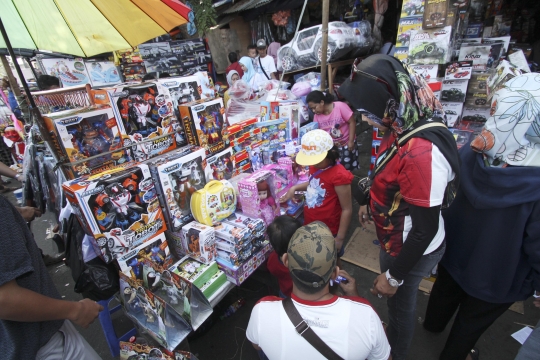 Toko mainan Pasar Gembrong diserbu anak-anak saat libur Lebaran