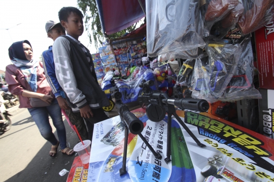 Toko mainan Pasar Gembrong diserbu anak-anak saat libur Lebaran