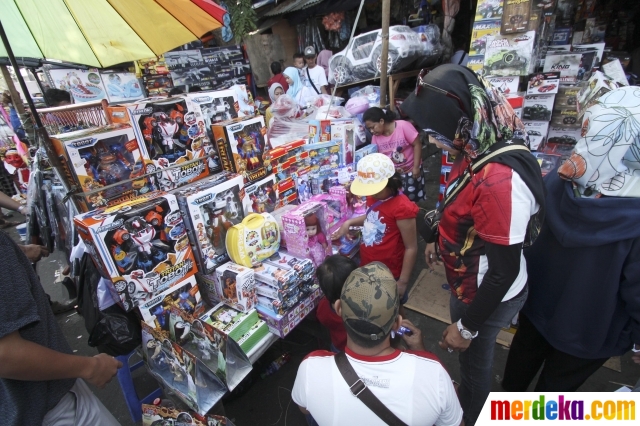 Foto Toko mainan  Pasar  Gembrong diserbu anak  anak  saat 