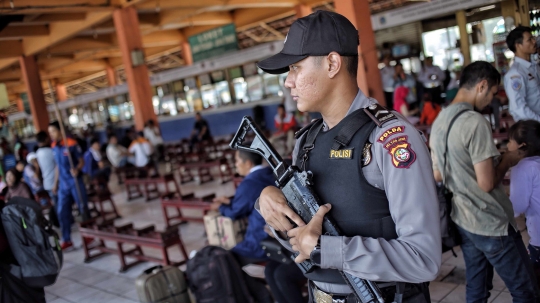 Pasukan Brimob amankan arus balik Lebaran 2018 di Terminal Kampung Rambutan
