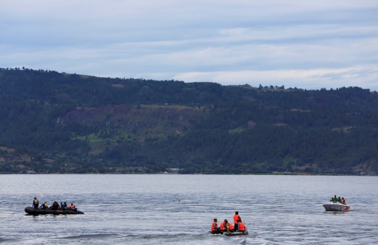 Sisir Danau Toba, tim SAR terus cari ratusan penumpang yang hilang