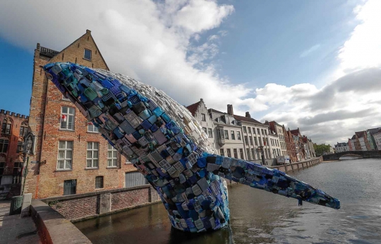 Menakjubkan, sampah Samudra Pasifik diubah jadi patung ikan paus di Belgia