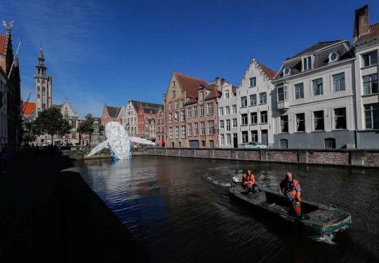 Menakjubkan, sampah Samudra Pasifik diubah jadi patung ikan paus di Belgia