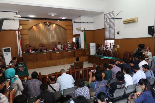 Terdakwa bom Thamrin jalani sidang vonis