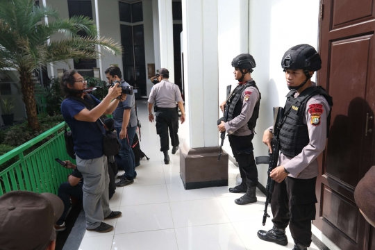 Kesibukan jurnalis saat menunggu vonis Aman Abdurrahman