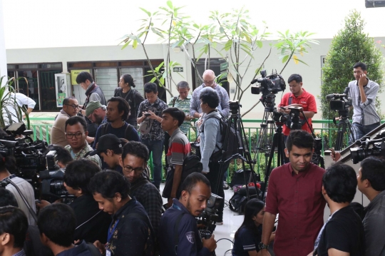 Kesibukan jurnalis saat menunggu vonis Aman Abdurrahman