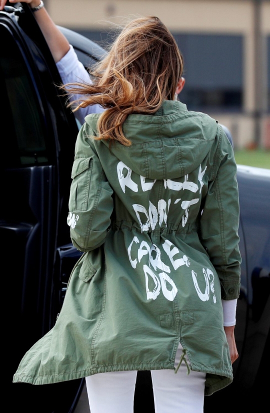 Penampakan tulisan di jaket Melania Trump yang tuai kecaman dunia