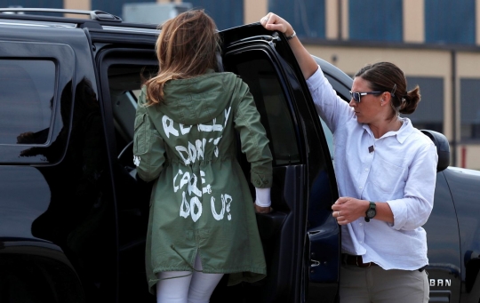 Penampakan tulisan di jaket Melania Trump yang tuai kecaman dunia