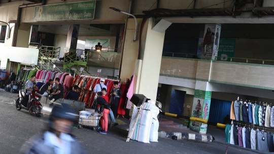 Gedung Pasar Tanah Abang masih tutup, pedagang terpaksa jualan di luar