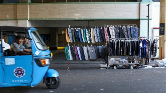 Gedung Pasar Tanah Abang masih tutup, pedagang terpaksa jualan di luar