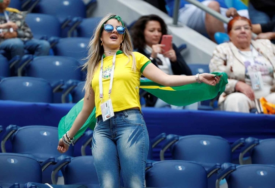 Pesona suporter cantik dan sexy di laga Brasil vs Kosta Rika