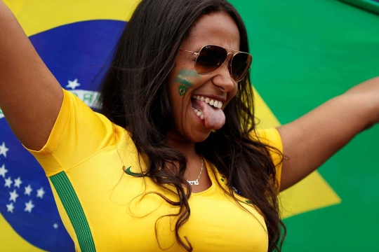 Pesona suporter cantik dan sexy di laga Brasil vs Kosta Rika