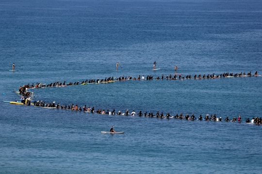 Ratusan surfer Israel lakukan aksi protes kerusakan lingkungan di Laut Mediterania