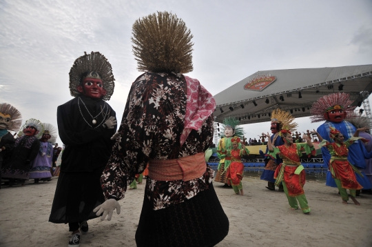 Semarak parade ondel-ondel meriahkah HUT DKI Jakarta di Ancol