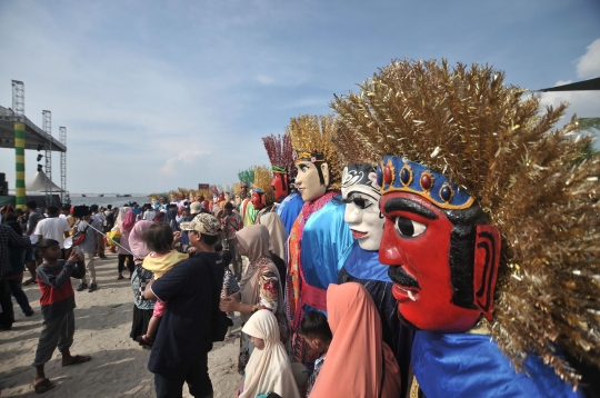 Semarak parade ondel-ondel meriahkah HUT DKI Jakarta di Ancol