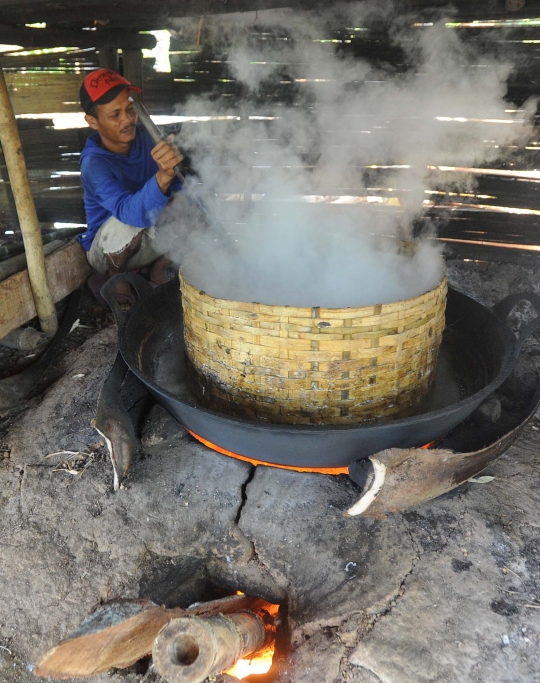 Menengok pembuatan gula kelapa