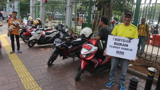 Aktivis Koalisi Pejalan Kaki bertamasya susuri trotoar Ibu Kota