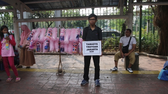 Aktivis Koalisi Pejalan Kaki bertamasya susuri trotoar Ibu Kota