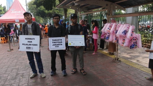 Aktivis Koalisi Pejalan Kaki bertamasya susuri trotoar Ibu Kota