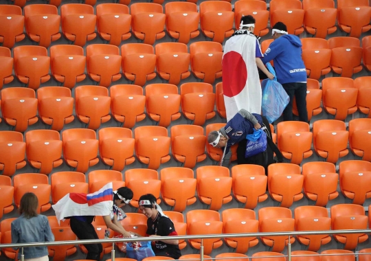 Aksi suporter Jepang dan Senegal bersihkan sampah usai pertandingan