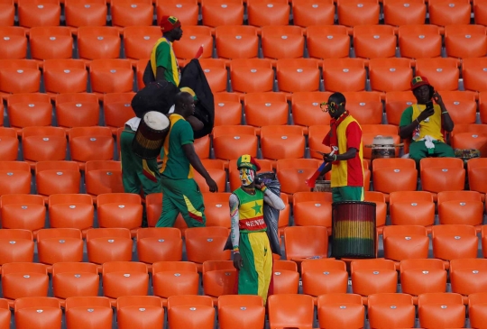 Aksi suporter Jepang dan Senegal bersihkan sampah usai pertandingan