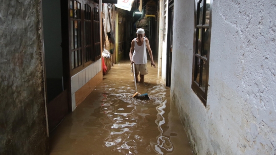 Kampung Melayu kembali banjir akibat luapan Sungai Ciliwung