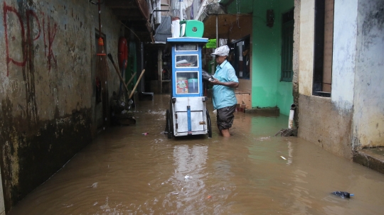 Kampung Melayu kembali banjir akibat luapan Sungai Ciliwung