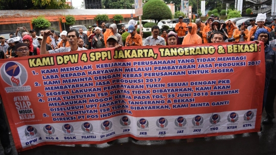 Aksi pekerja PT Pos Indonesia demo tuntut direksi bagi keuntungan