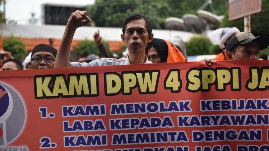 Aksi pekerja PT Pos Indonesia demo tuntut direksi bagi keuntungan