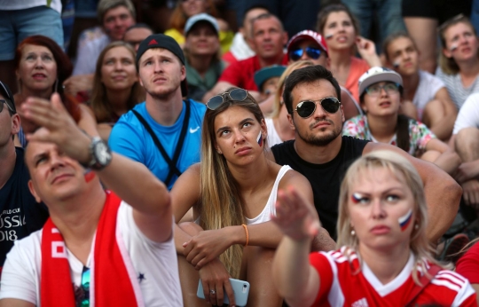 Reaksi wajah para suporter Rusia usai ditekuk Uruguay