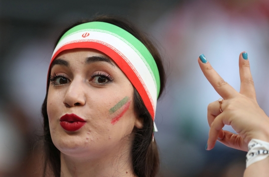 Pesona suporter cantik di laga Iran vs Portugal