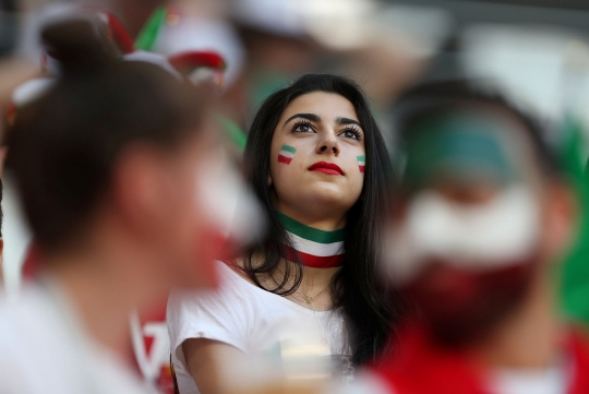 Pesona suporter cantik di laga Iran vs Portugal